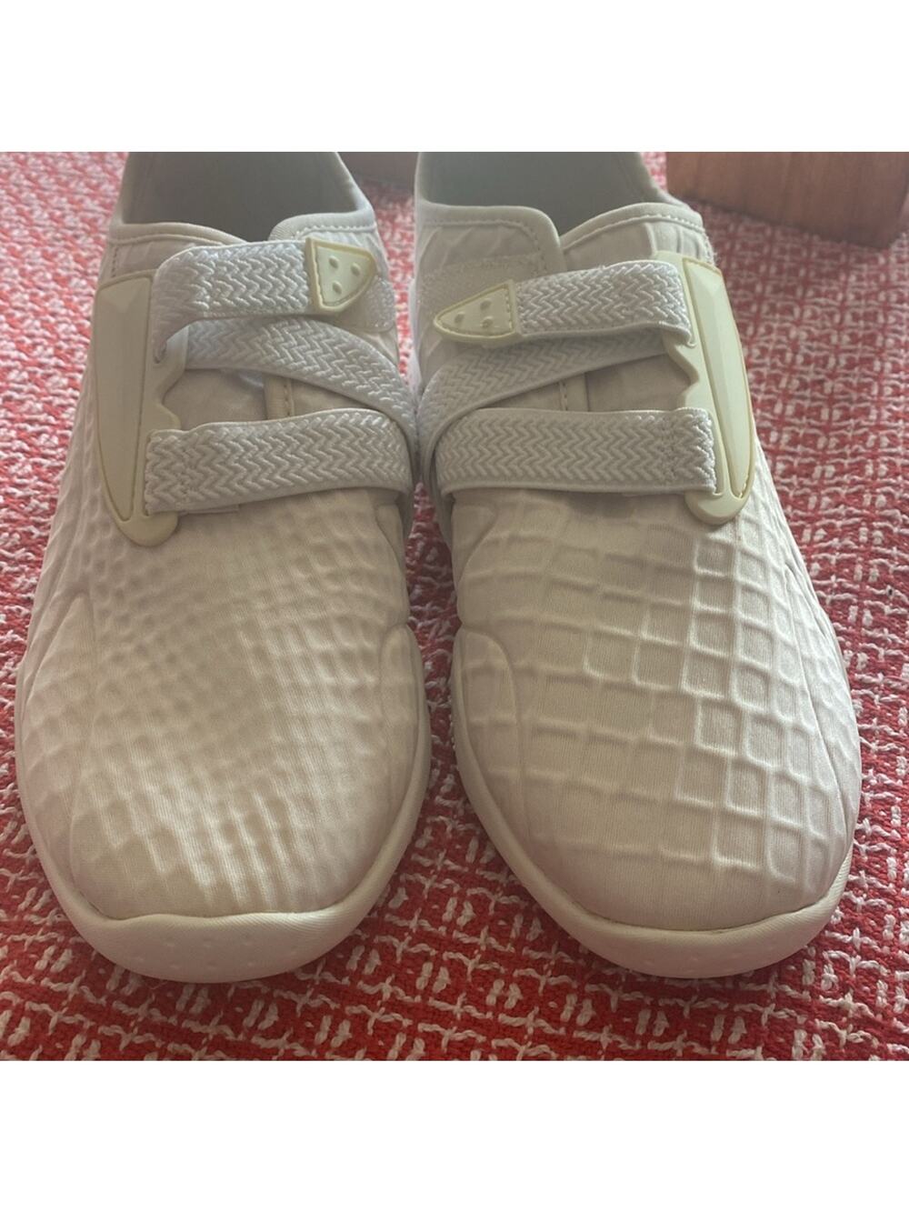 Puma Mostro women’s size 8 white sneaker shoes